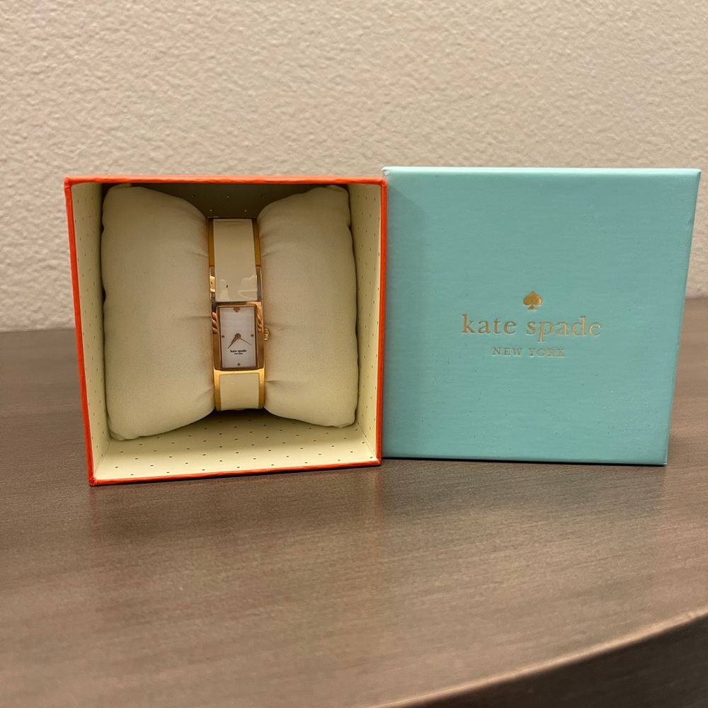 Kate Spade watch beagle with case.